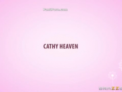 Sexy Cathy Heaven wird von ihrem Taxifahrer im Treppenhaus gefickt