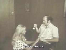 Docteur âgé et excité, Ray Thorn aime se faire masser par une femme au foyer blonde et fumante