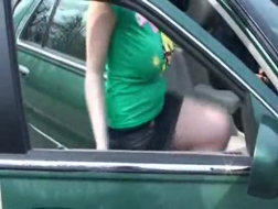 Um cara com tesão está fodendo uma vadia adolescente no banco da frente durante um passeio de carro e está adorando