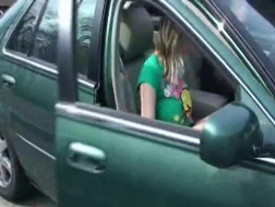 Um taxista com tesão está fodendo uma garota pequena sem saber que seu namorado está olhando para ela