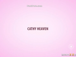 A sacanagem milf Cathy Heaven está dando um boquete profundo em um cara que tem um pau grande