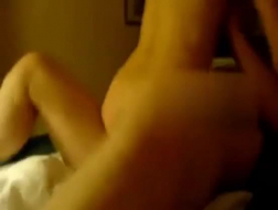 Esposa apasionada es follada por la espalda después de hacer un video sexual, en su habitación