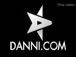 Danni es una esclava sexual con mucha experiencia que está teniendo sexo con un chico mucho más joven