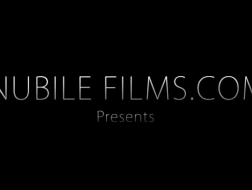Nubile Films - Analsex mit dem dicken Dildo und Fuß Fetischisten