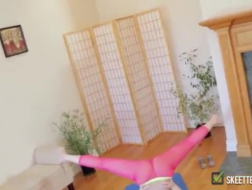 Petite brunette tiener in kanten, roze satijnen outfit speelt met haar perfect geschoren poesje in de woonkamer