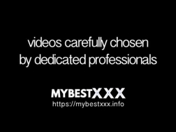Крошка с большими сиськами сосет большой черный член в любительском видео, стоя на коленях перед камерой