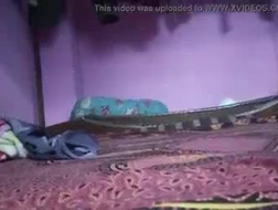 Sexy masajista insertando su serpiente en su culo y en su coño