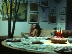Rare pornofilmscene som viser Gina Sterling, som blinker med de store bryster for oss å se på