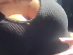 Sensuele meid deed haar dunne shirt met lippenstift uit voor een man die haar opnam terwijl ze zijn pik zuigt