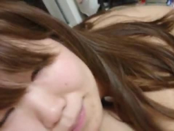 Сексуальная японская юная девушка позирует день после школы в трусиках