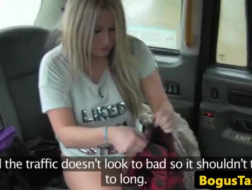 Le chauffeur de taxi blonde blonde Emma suce un passager étranger