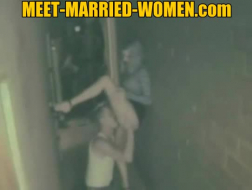 Развратная замужняя блондинка трахается с другим парнем перед камином на своей маленькой вилле