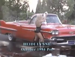 Heidi Lynns está teniendo sexo casual frente a una chimenea, en lugar de tomar una ducha