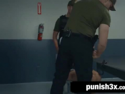 Gorąca Latynoska policjantka lubi uprawiać seks z bardzo młodym facetem na komisariacie