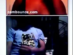 Hete ebony vrouw draagt ​​erotische lingerie terwijl ze knikken heeft op jongens met een grote lul