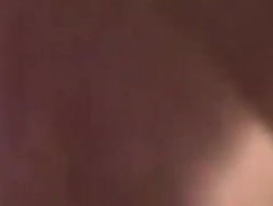 Nienasycona Czeszka ma maskę na twarzy podczas masturbacji w łóżku