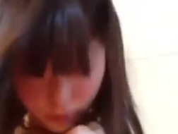 Japanisches Girl macht Blondine, die findet es muskulieren