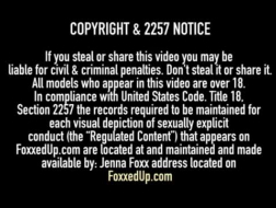Jenna Foxx es una morena guarra que se abre de piernas para que la follen bien