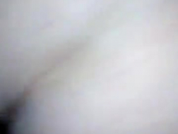 Seksowna shemale zadowala swoją skórzaną cipkę przed kamerą internetową