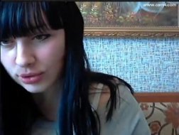 Garota russa está usando uma correia e se masturbando na sala de estar, até gozar