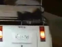 Une dame perverse fait l'amour à l'arrière d'une camionnette, après avoir sucé la bite d'un autre mec