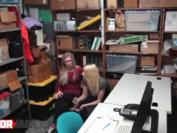 Две отличные блондинки-школьницы не смогли отказаться от бесплатного проезда на секретную вечеринку в старшей школе