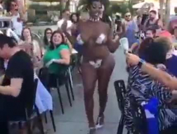 Ravishing ebony lady, Ink Or GhettoBlond er naken og finisng for å krydre det
