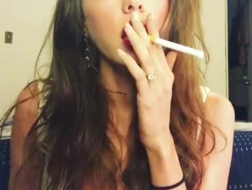Fumar adolescente ruiva gostosa é fazer sexo a três com o namorado e um homem de verdade