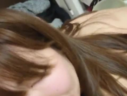 Sexy Japanse tiener toont haar kleine kutje en vingerkut