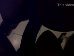 Garota loira montando pau duro e gostoso de seu parceiro em sua boceta macia, na mesma cama