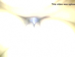 Latynoska suka leży na łóżku i pokazuje przed kamerą swoją niesamowitą cipkę