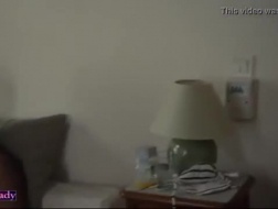 Стесненные женщины отдыхают на диване перед камерой, чтобы хорошо потрахаться