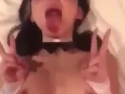Søt asiatisk jente i løpet av badetiden