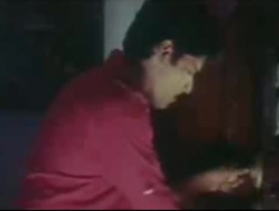 Соблазнительная брюнетка милашки играет со своей киской в ​​любительском видео