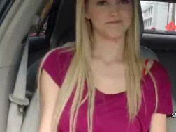 Auto-stoppeur adolescent baisée après un tour sur la putain de table