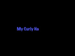 Curly haired ladyboy neemt opmerkelijke drieweg