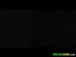 Nena brasileña dominante prueba el anal.
