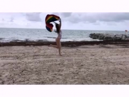 Zoete Dani Daniels speelt haar kletsnatte poesje op het strand, voordat ze geneukt wordt