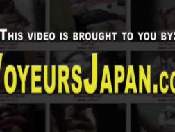Drobna Japonka jest przybijana przed kamerą, ponieważ potrzebuje trochę gotówki