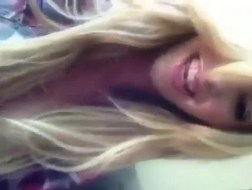 Beauté blonde ayant un orgasme pendant son casting webcam