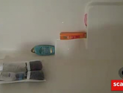 Горячая подруга делает минет в ванне в любительском видео