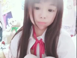 Una bella adolescente asiatica sta per succhiare il cazzo del suo ragazzo davanti alla webcam