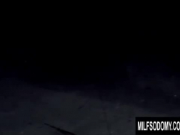 Loira peituda, Michelle Talina está fazendo sexo interracial no escuro, usando uma fantasia de látex