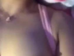 Тайская девушка получает свою ежедневную дозу секса рано утром перед трахом