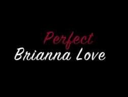 Brianna Love zieht sich aus und dran Schwanz