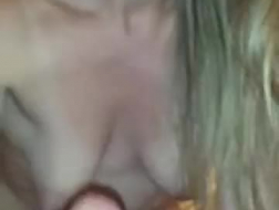 Hot japansk kvinne knullet en turist mens hun fikk ansikts cumshot i munnen på gulvet