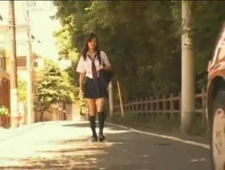 Mooie Japanse tiener weet hoe ze een lul moet beheersen en laten ontploffen van plezier