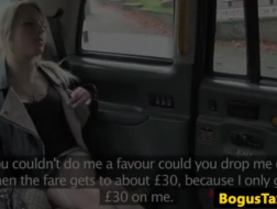 Uma loira sedutora de taxista masturbando um piloto