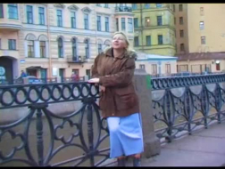 Russe mature, Mi Ha Doan joue sa fente qui fuit avec un jouet sexuel en s'agenouillant