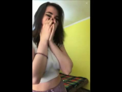Des filles russes sucent la bite d'un mec en attendant qu'il baise leur belle-mère